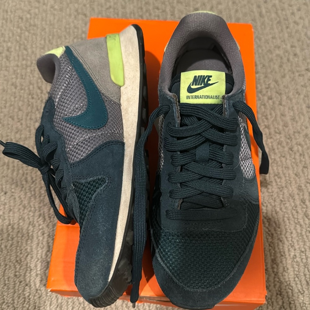 Nike internationalist green trainers